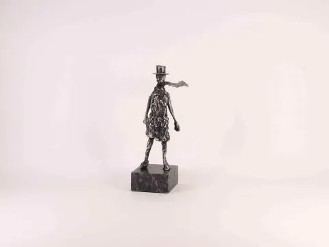 "isimsiz" eseri ÖZER AKTAŞ tarafından 2017 yılında 6x5x15 cm ölçülerinde Demir yontu tekniği ile yapılmıştır.