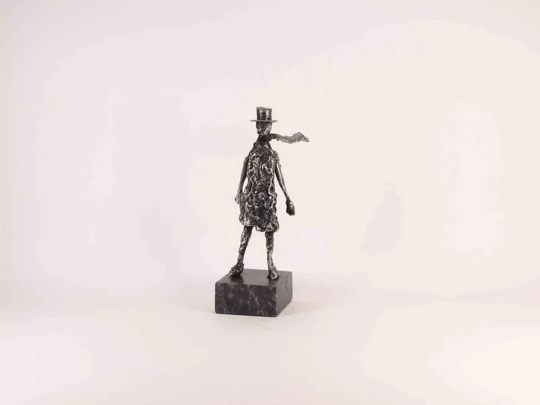 "isimsiz" eseri ÖZER AKTAŞ tarafından 2017 yılında 6x5x15 cm ölçülerinde Demir yontu tekniği ile yapılmıştır.