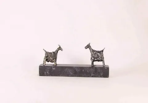 "isimsiz" eseri ÖZER AKTAŞ tarafından 2017 yılında 7x3x15 cm ölçülerinde Demir yontu tekniği ile yapılmıştır.