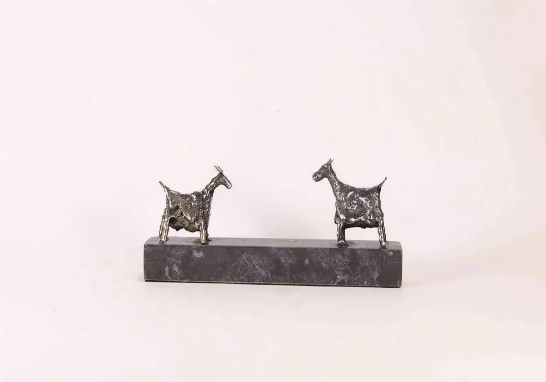 yakınlaştır "isimsiz" eseri ÖZER AKTAŞ tarafından 2017 yılında 7x3x15 cm ölçülerinde Demir yontu tekniği ile yapılmıştır.