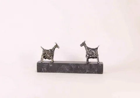 "isimsiz" eseri ÖZER AKTAŞ tarafından 2017 yılında 7x3x15 cm ölçülerinde Demir yontu tekniği ile yapılmıştır.
