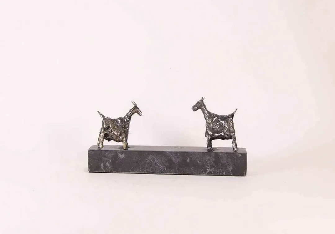"isimsiz" eseri ÖZER AKTAŞ tarafından 2017 yılında 7x3x15 cm ölçülerinde Demir yontu tekniği ile yapılmıştır.