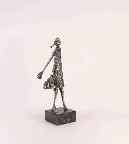 "isimsiz" eseri ÖZER AKTAŞ tarafından 2017 yılında 7x14x17 cm ölçülerinde Demir yontu tekniği ile yapılmıştır.