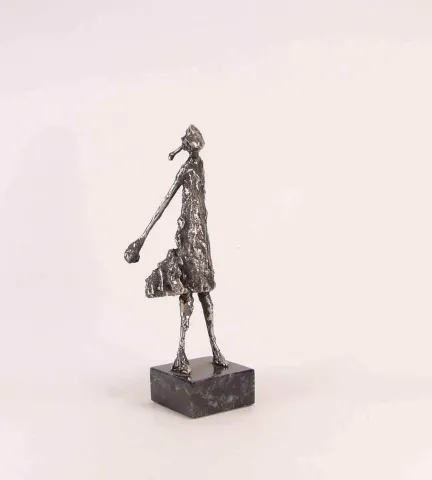 "isimsiz" eseri ÖZER AKTAŞ tarafından 2017 yılında 7x14x17 cm ölçülerinde Demir yontu tekniği ile yapılmıştır.