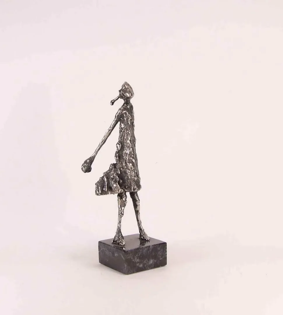 "isimsiz" eseri ÖZER AKTAŞ tarafından 2017 yılında 7x14x17 cm ölçülerinde Demir yontu tekniği ile yapılmıştır.