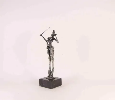 "isimsiz" eseri ÖZER AKTAŞ tarafından 2017 yılında 9x5x17 cm ölçülerinde Demir yontu tekniği ile yapılmıştır.