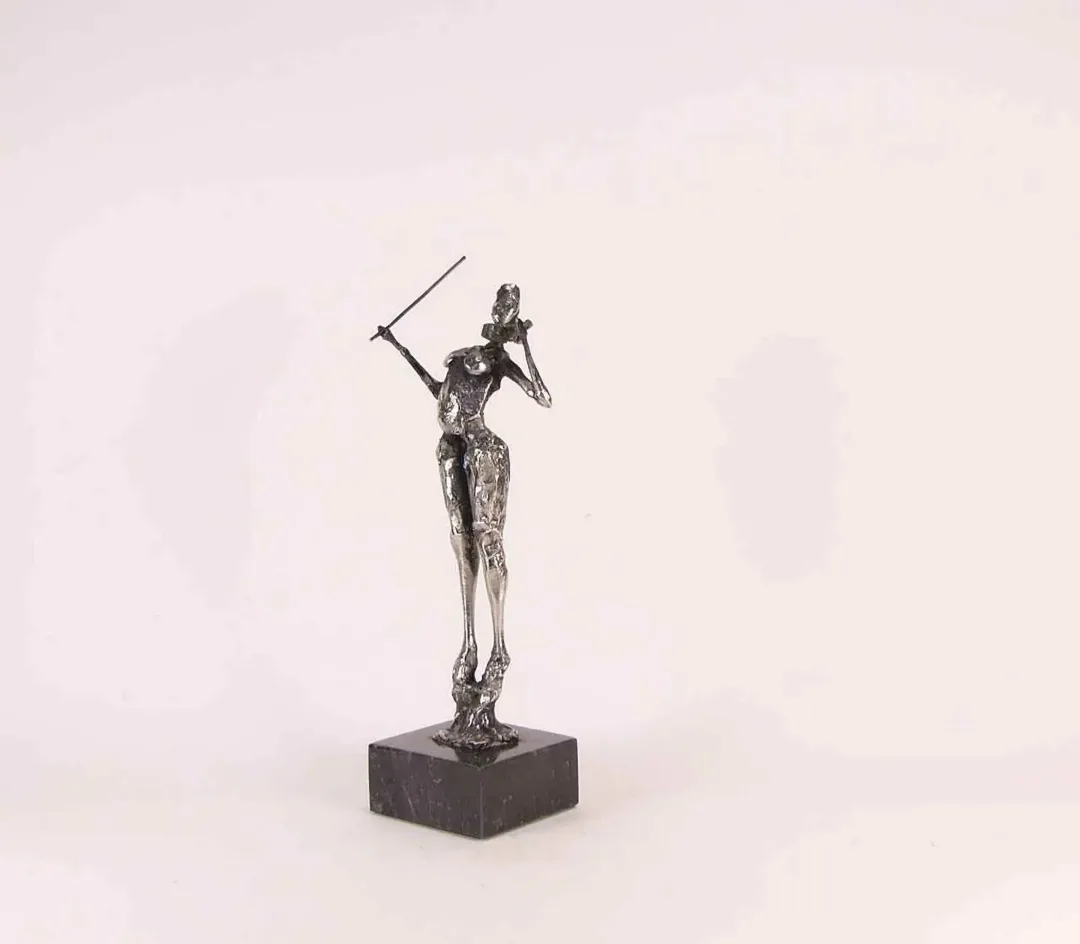 yakınlaştır "isimsiz" eseri ÖZER AKTAŞ tarafından 2017 yılında 9x5x17 cm ölçülerinde Demir yontu tekniği ile yapılmıştır.