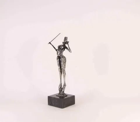 "isimsiz" eseri ÖZER AKTAŞ tarafından 2017 yılında 9x5x17 cm ölçülerinde Demir yontu tekniği ile yapılmıştır.
