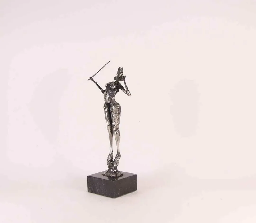 "isimsiz" eseri ÖZER AKTAŞ tarafından 2017 yılında 9x5x17 cm ölçülerinde Demir yontu tekniği ile yapılmıştır.