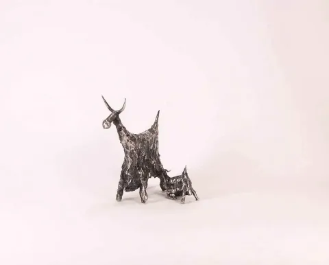"isimsiz" eseri ÖZER AKTAŞ tarafından 2017 yılında 9x8x10 cm ölçülerinde Demir yontu tekniği ile yapılmıştır.