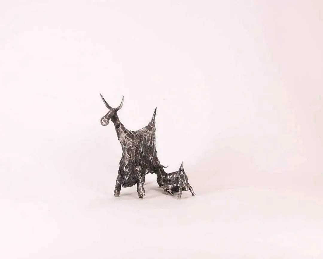 "isimsiz" eseri ÖZER AKTAŞ tarafından 2017 yılında 9x8x10 cm ölçülerinde Demir yontu tekniği ile yapılmıştır.
