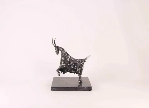 ÖZER AKTAŞ — “isimsiz”, 2017 "isimsiz" eseri ÖZER AKTAŞ tarafından 2017 yılında 9x10x10 cm ölçülerinde Demir yontu tekniği ile yapılmıştır.