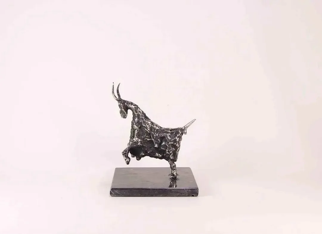 "isimsiz" eseri ÖZER AKTAŞ tarafından 2017 yılında 9x10x10 cm ölçülerinde Demir yontu tekniği ile yapılmıştır.