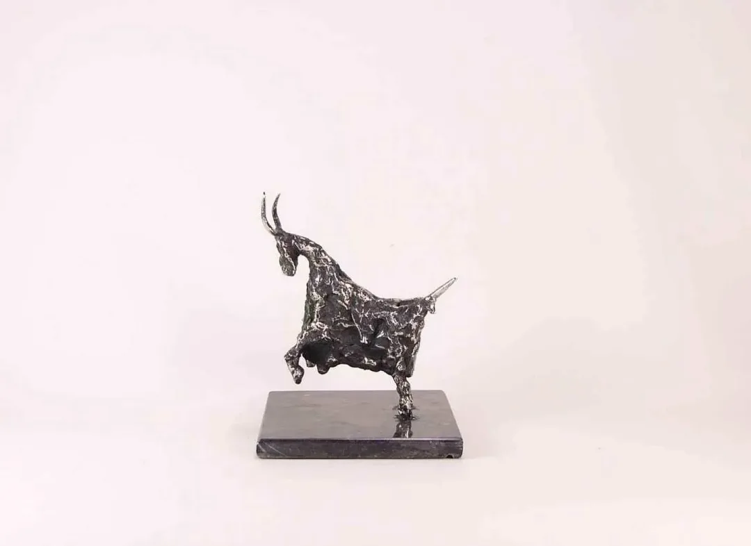"isimsiz" eseri ÖZER AKTAŞ tarafından 2017 yılında 9x10x10 cm ölçülerinde Demir yontu tekniği ile yapılmıştır.