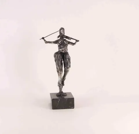 "isimsiz" eseri ÖZER AKTAŞ tarafından 2017 yılında 17x5x9 cm ölçülerinde Demir yontu tekniği ile yapılmıştır.