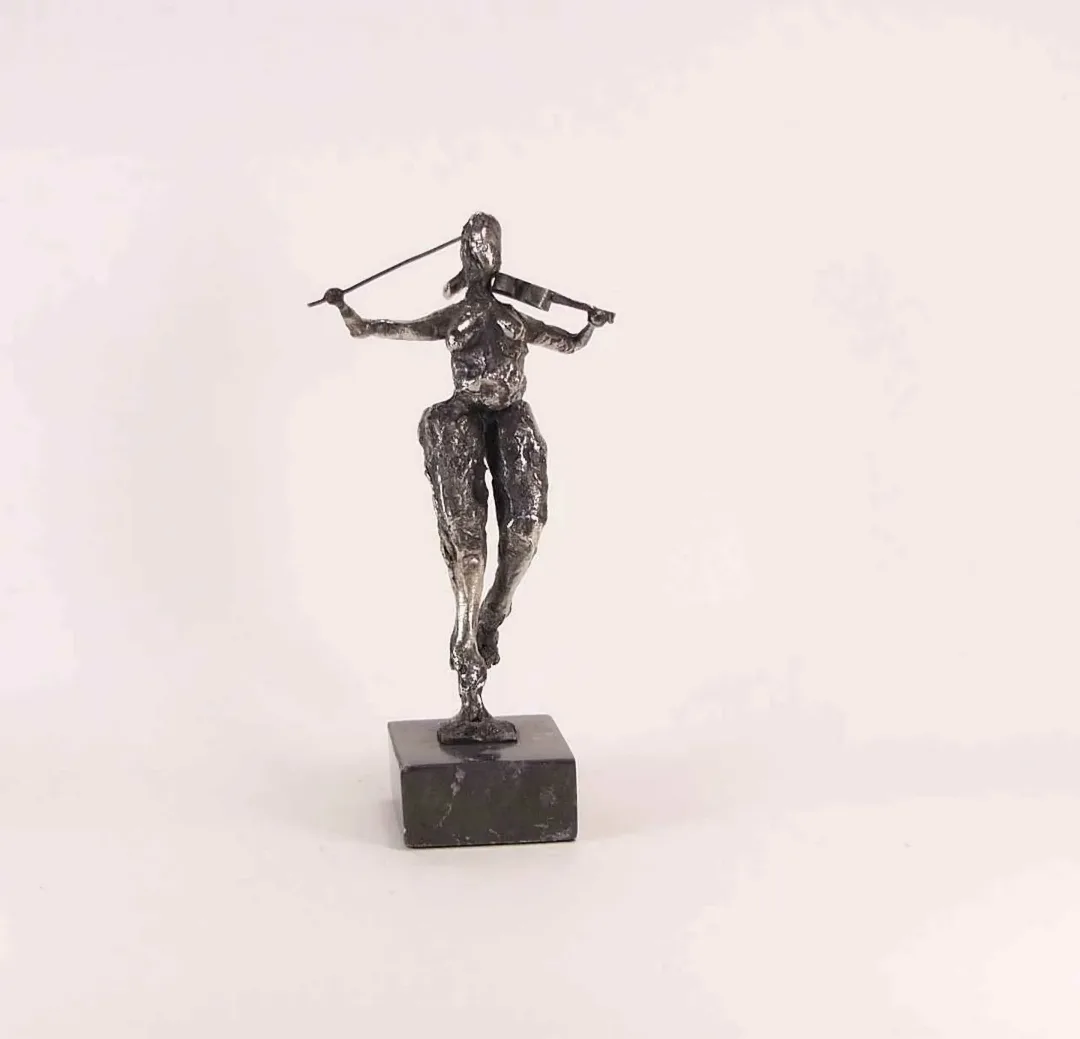 yakınlaştır "isimsiz" eseri ÖZER AKTAŞ tarafından 2017 yılında 17x5x9 cm ölçülerinde Demir yontu tekniği ile yapılmıştır.
