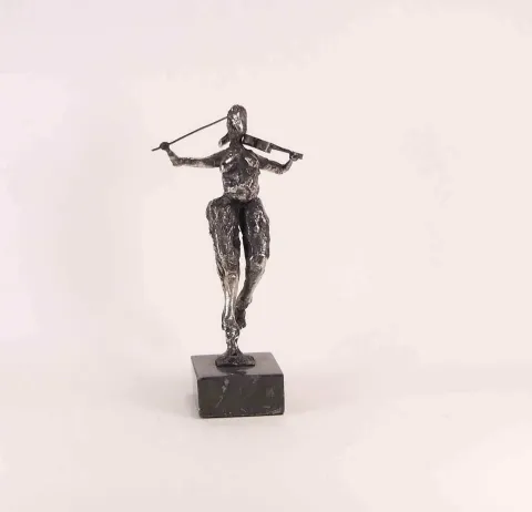 "isimsiz" eseri ÖZER AKTAŞ tarafından 2017 yılında 17x5x9 cm ölçülerinde Demir yontu tekniği ile yapılmıştır.