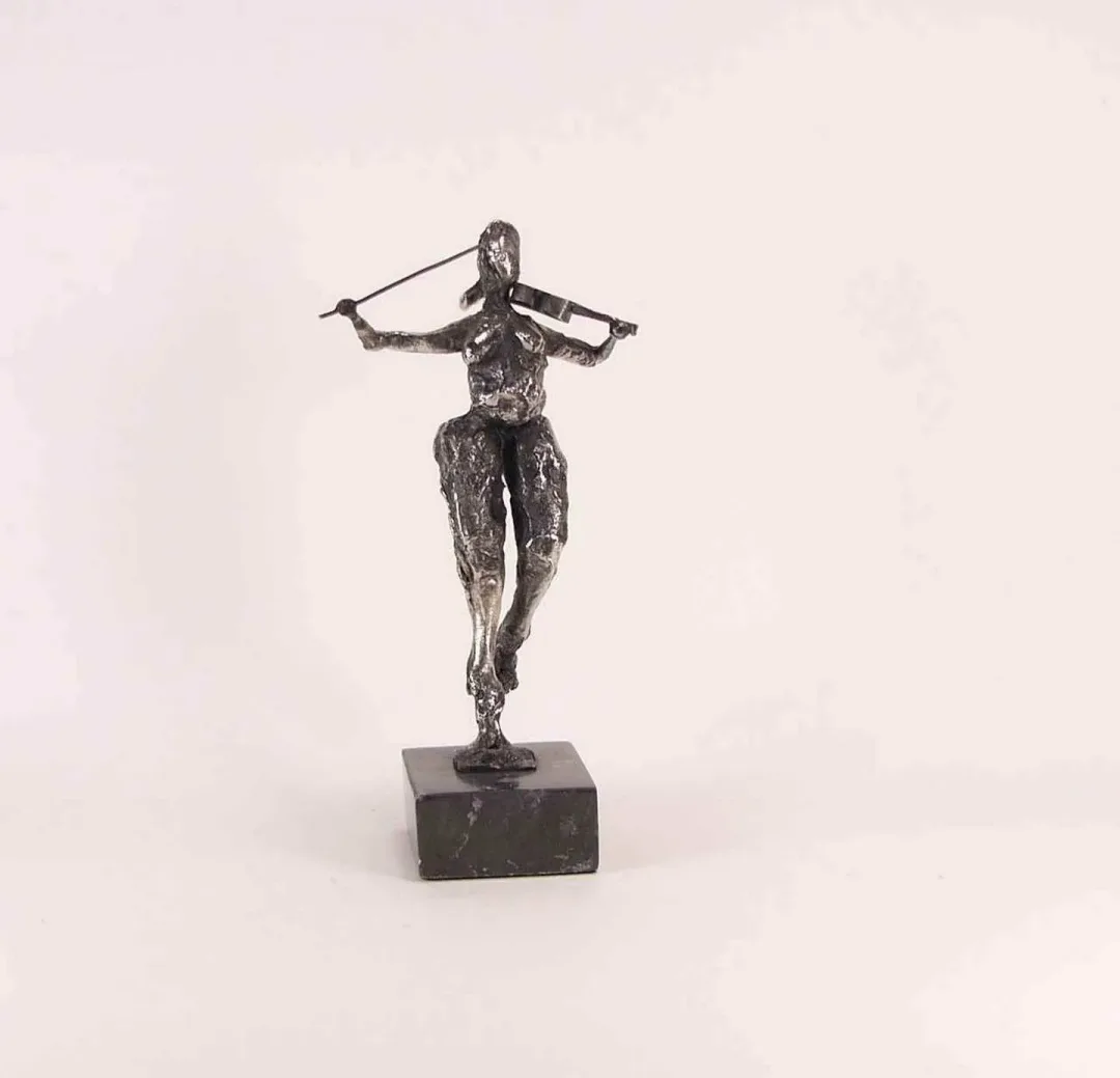 "isimsiz" eseri ÖZER AKTAŞ tarafından 2017 yılında 17x5x9 cm ölçülerinde Demir yontu tekniği ile yapılmıştır.