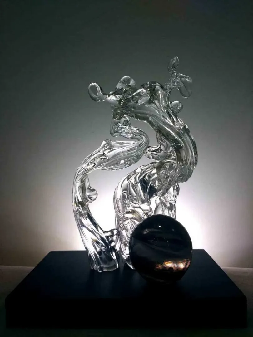 "isimsiz" eseri TAHA BAYDAR tarafından 2017 yılında Cam tekniği ile yapılmıştır.
