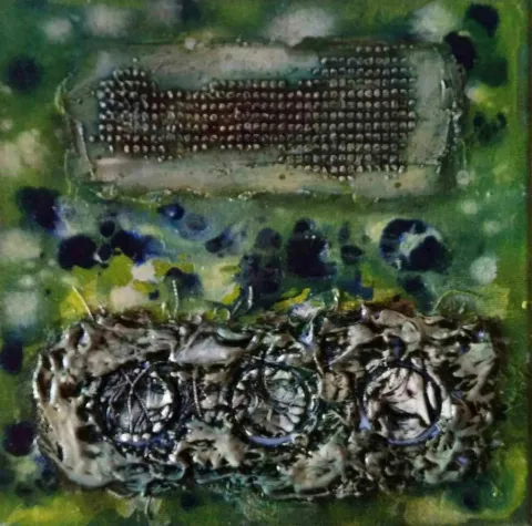 EMRE ATLAN — “isimsiz”, 2017 "isimsiz" eseri EMRE ATLAN tarafından 2017 yılında 25x25 cm ölçülerinde Tuval üzeri karışık teknik tekniği ile yapılmıştır.