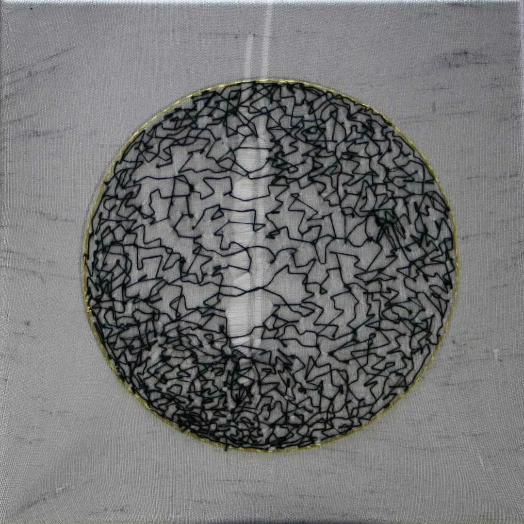 "isimsiz" eseri ZEYNEP GÜRAY CAN tarafından 2017 yılında 25x25 cm ölçülerinde Tuval üzeri karışık teknik tekniği ile yapılmıştır.