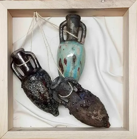 "isimsiz" eseri FEYHAN BAYIK tarafından 25x25 cm ölçülerinde Beyaz Kil, Raku Tekniği 1100 °C tekniği ile yapılmıştır.