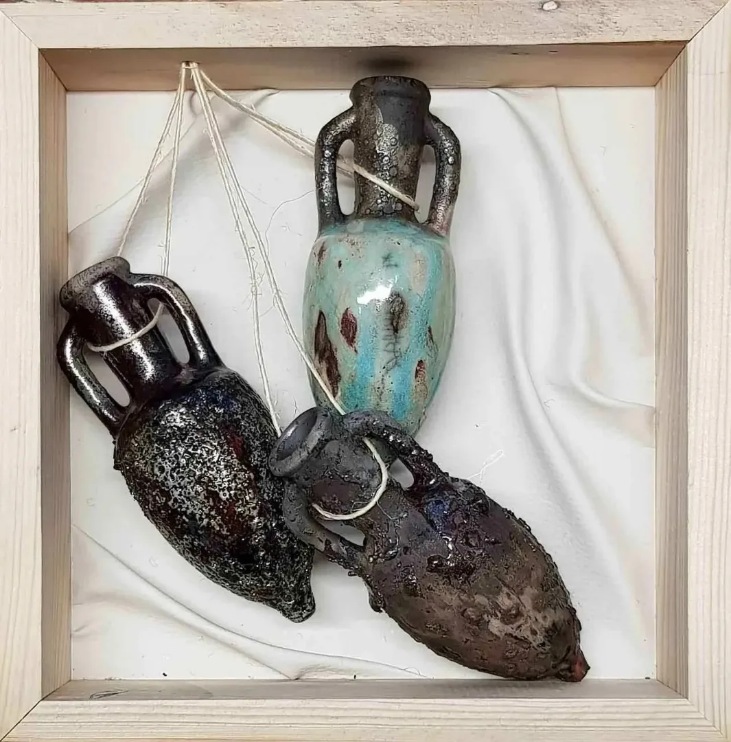 yakınlaştır "isimsiz" eseri FEYHAN BAYIK tarafından 25x25 cm ölçülerinde Beyaz Kil, Raku Tekniği 1100 °C tekniği ile yapılmıştır.