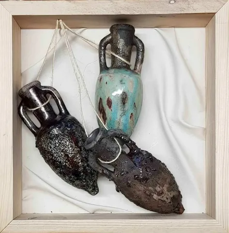 "isimsiz" eseri FEYHAN BAYIK tarafından 25x25 cm ölçülerinde Beyaz Kil, Raku Tekniği 1100 °C tekniği ile yapılmıştır.