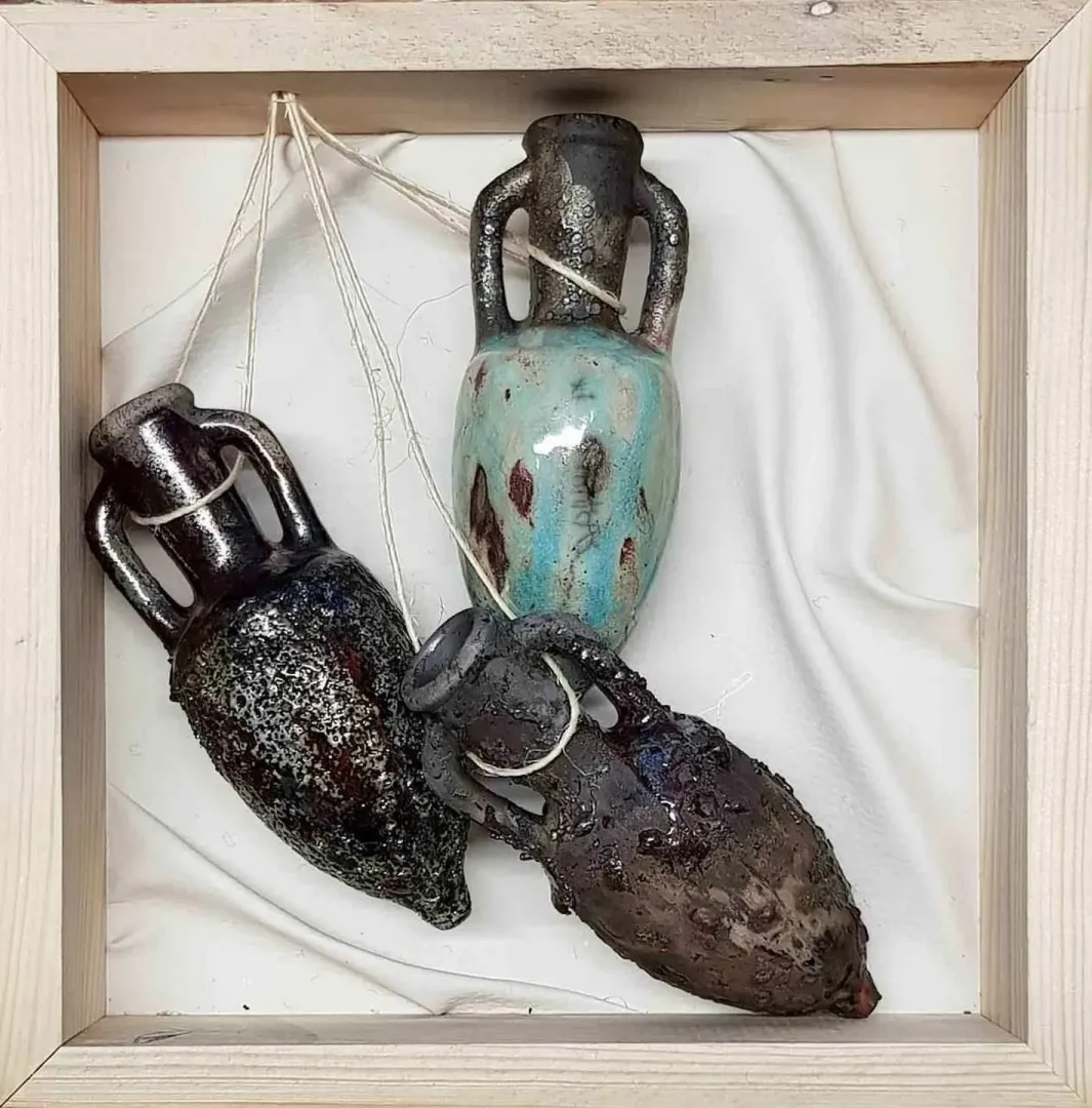 "isimsiz" eseri FEYHAN BAYIK tarafından 25x25 cm ölçülerinde Beyaz Kil, Raku Tekniği 1100 °C tekniği ile yapılmıştır.