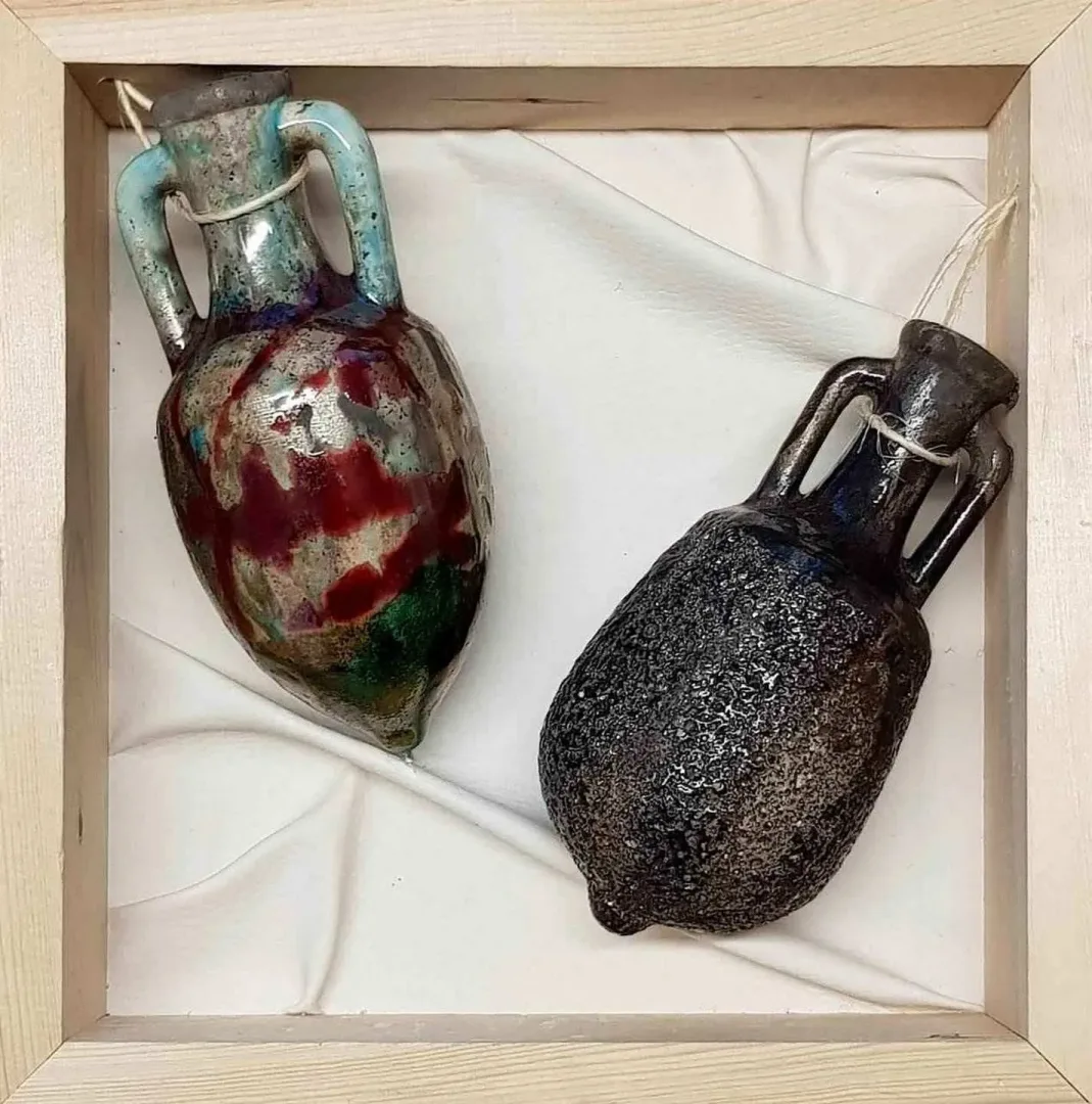 "isimsiz" eseri FEYHAN BAYIK tarafından 25x25 cm ölçülerinde Beyaz Kil, Raku Tekniği 1100 °C tekniği ile yapılmıştır.