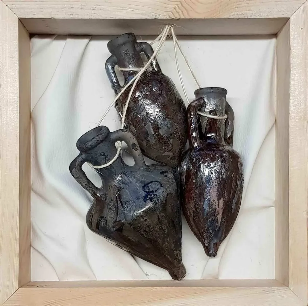"isimsiz" eseri FEYHAN BAYIK tarafından 25x25 cm ölçülerinde Beyaz Kil, Raku Tekniği 1100 °C tekniği ile yapılmıştır.