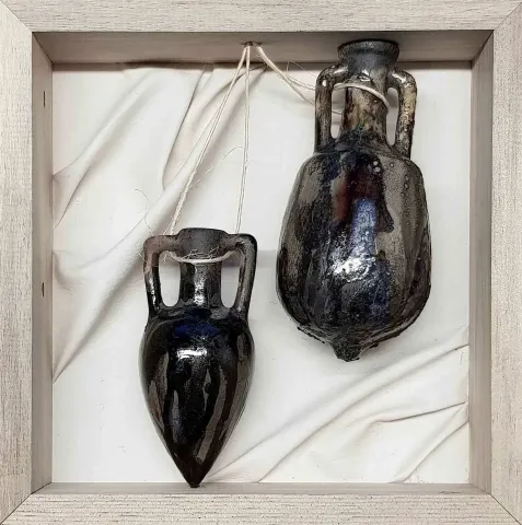 "isimsiz" eseri FEYHAN BAYIK tarafından 25x25 cm ölçülerinde Beyaz Kil, Raku Tekniği 1100 °C tekniği ile yapılmıştır.