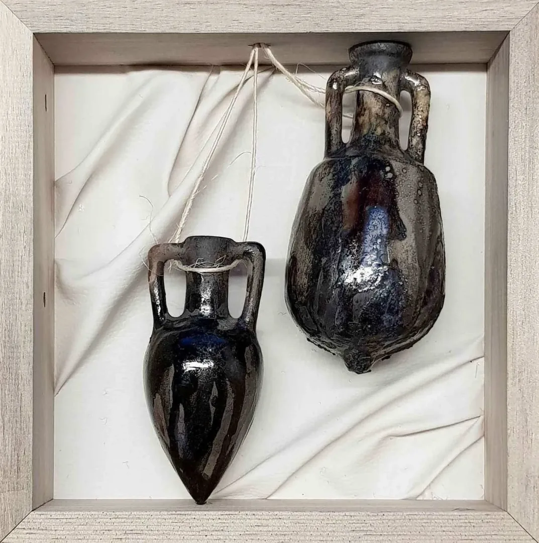 "isimsiz" eseri FEYHAN BAYIK tarafından 25x25 cm ölçülerinde Beyaz Kil, Raku Tekniği 1100 °C tekniği ile yapılmıştır.