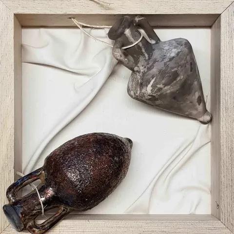 "isimsiz" eseri FEYHAN BAYIK tarafından 25x25 cm ölçülerinde Beyaz Kil, Raku Tekniği 1100 °C tekniği ile yapılmıştır.