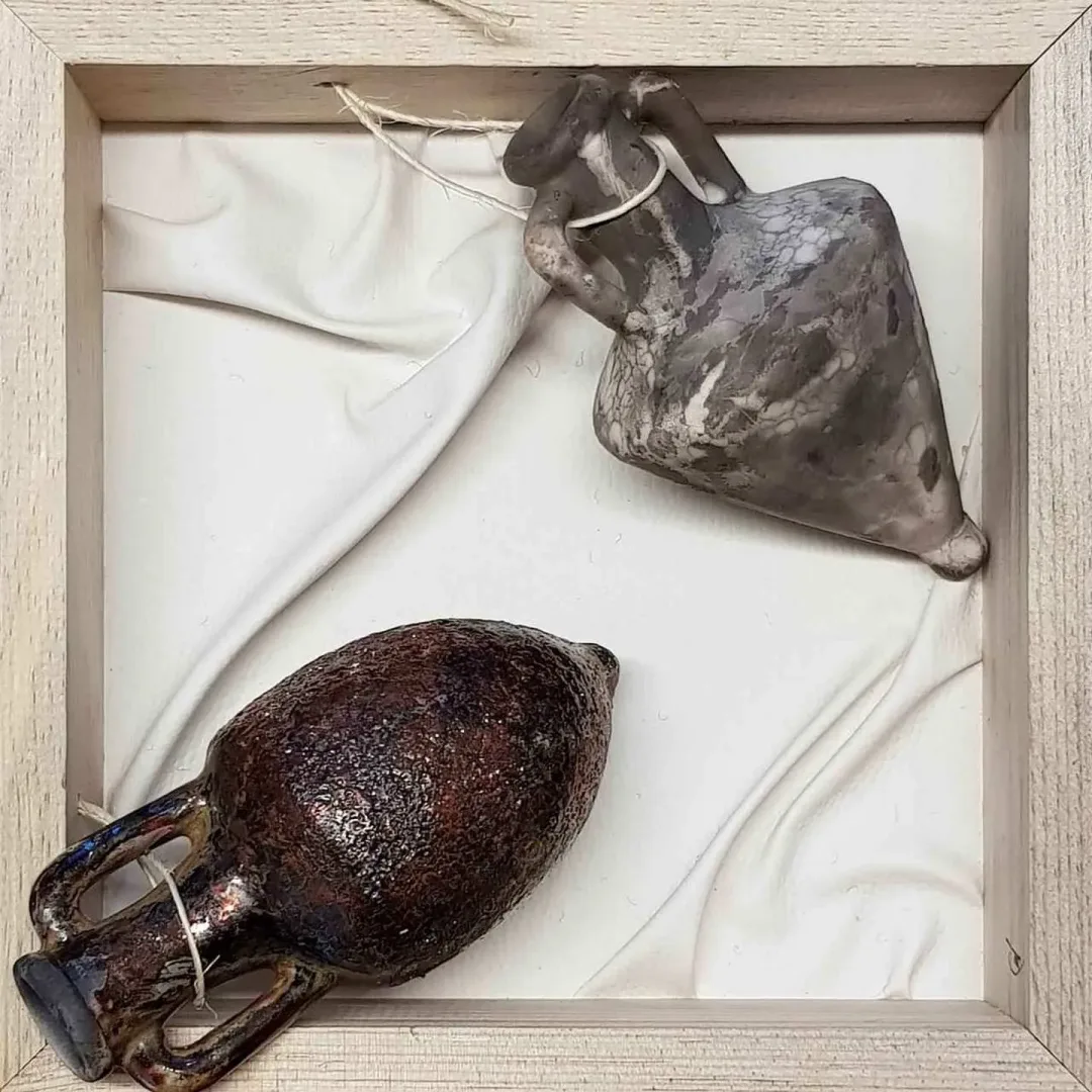 "isimsiz" eseri FEYHAN BAYIK tarafından 25x25 cm ölçülerinde Beyaz Kil, Raku Tekniği 1100 °C tekniği ile yapılmıştır.