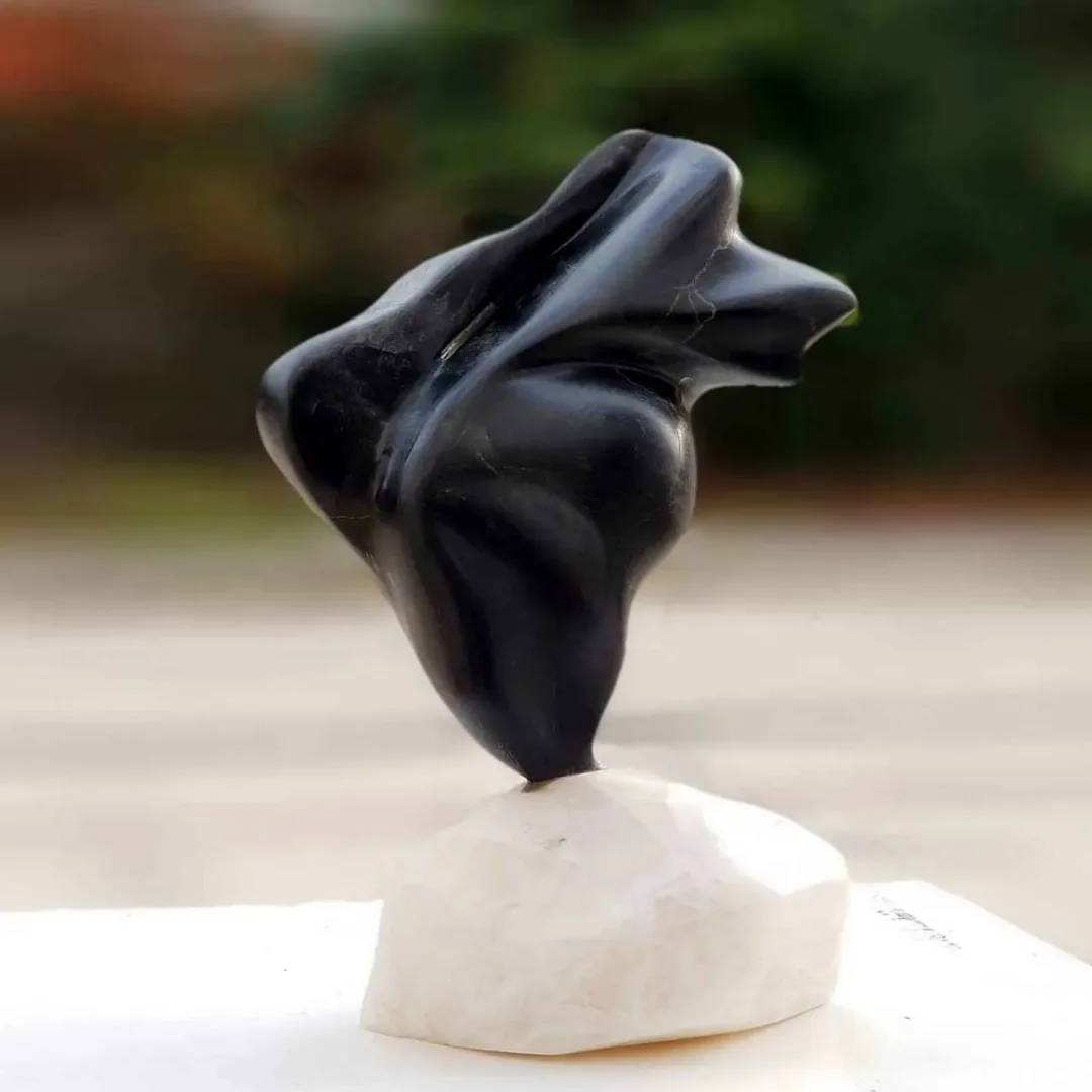 "isimsiz" eseri DEMET KAYA tarafından 2017 yılında 37x20x18 cm ölçülerinde Serpantin tekniği ile yapılmıştır.