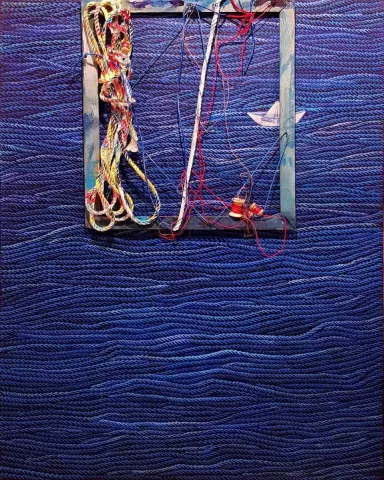 "Sesler ve İzler" eseri AHMET YEŞİL tarafından 2017 yılında 160x120x7 cm ölçülerinde Tuval üzeri yağlı boya tekniği ile yapılmıştır.