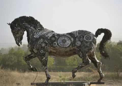 "Mercury" eseri CEM ÖZKAN tarafından 250x340x95 cm ölçülerinde Metal tekniği ile yapılmıştır.