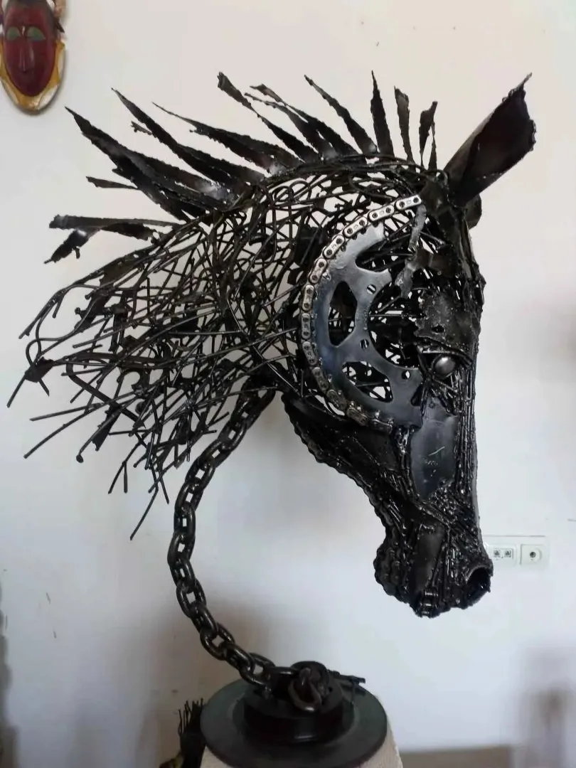 yakınlaştır "At" eseri MURAT YILDIRIMÇAKAR tarafından 2018 yılında 110x80x50 cm ölçülerinde Metal tekniği ile yapılmıştır.