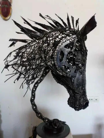 "At" eseri MURAT YILDIRIMÇAKAR tarafından 2018 yılında 110x80x50 cm ölçülerinde Metal tekniği ile yapılmıştır.