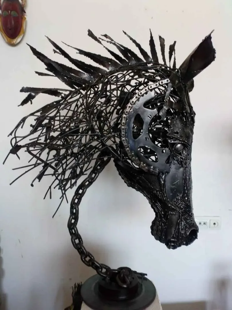 yakınlaştır "At" eseri MURAT YILDIRIMÇAKAR tarafından 2018 yılında 110x80x50 cm ölçülerinde Metal tekniği ile yapılmıştır.