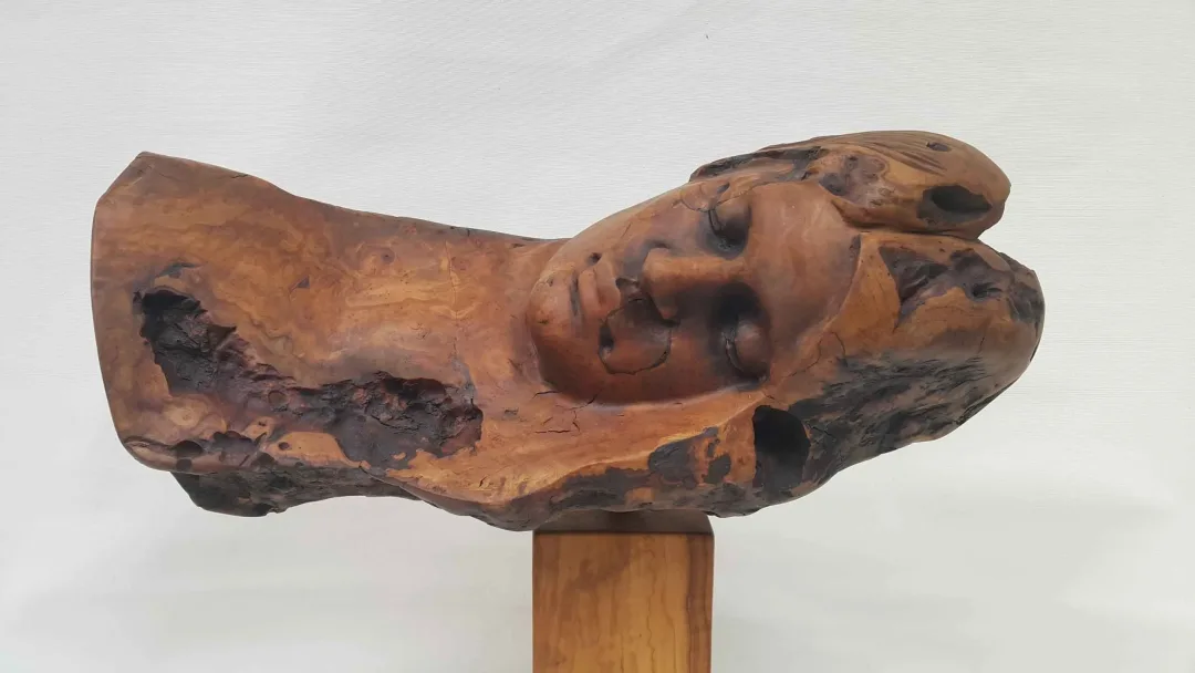 yakınlaştır "Genç Kız" eseri HAKAN ERASLAN tarafından 2018 yılında 26x54x46 cm ölçülerinde Zeytin Ağacı Yontu tekniği ile yapılmıştır.