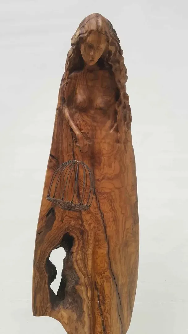 yakınlaştır "İsimsiz" eseri HAKAN ERASLAN tarafından 2018 yılında 20x21x76 cm ölçülerinde Zeytin Ağacı Yontu tekniği ile yapılmıştır.