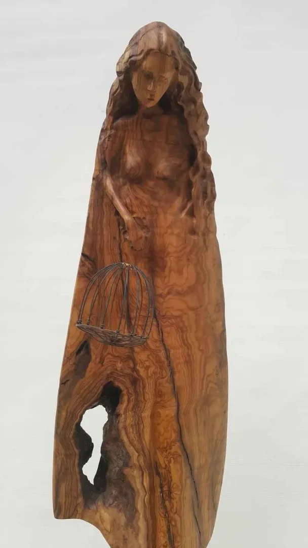 Bu eser HAKAN ERASLAN tarafından 2018 yılında 20x21x76 cm ölçülerinde Zeytin Ağacı Yontu tekniği ile yapılmıştır.