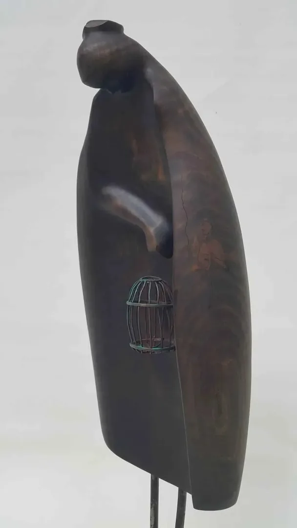 "İsimsiz" eseri HAKAN ERASLAN tarafından 2018 yılında 14x19x54 cm ölçülerinde Zeytin Ağacı Yontu tekniği ile yapılmıştır.