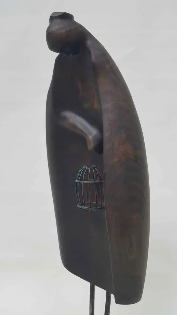 Bu eser HAKAN ERASLAN tarafından 2018 yılında 14x19x54 cm ölçülerinde Zeytin Ağacı Yontu tekniği ile yapılmıştır.
