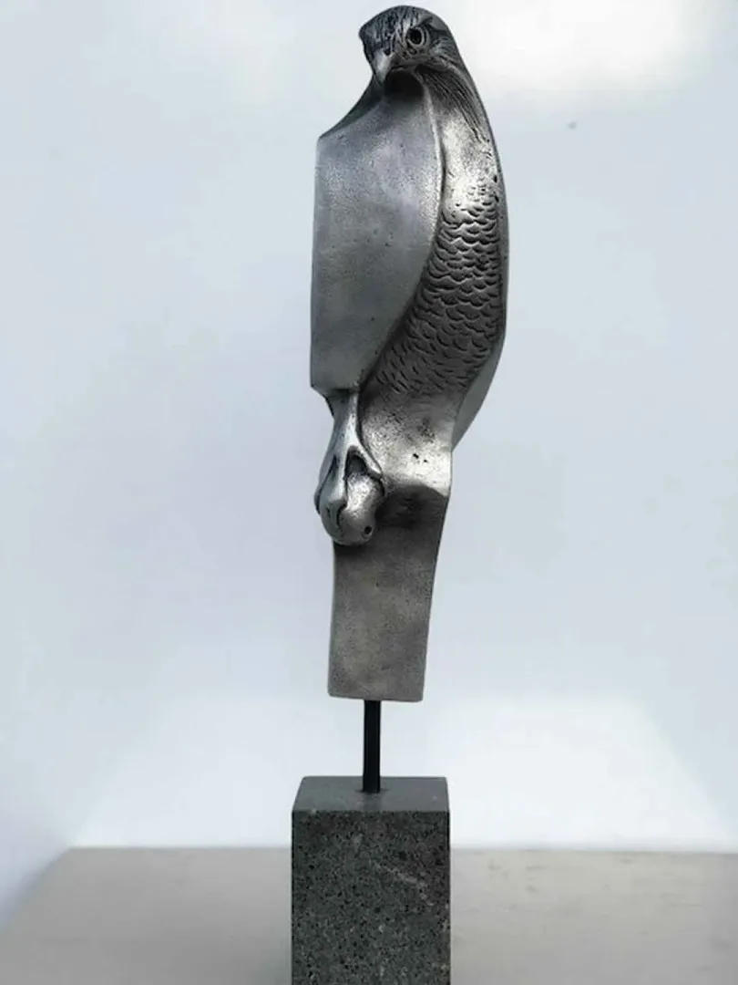 yakınlaştır "Atmaca" eseri SERKAN SUPHİ ERTUĞRUL tarafından 2018 yılında 55x15x10 cm ölçülerinde Alüminyum Döküm 1/1 tekniği ile yapılmıştır.
