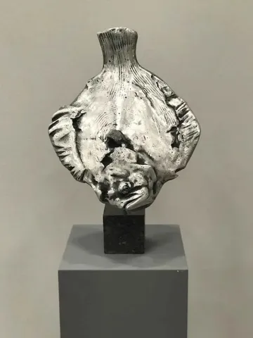 SERKAN SUPHİ ERTUĞRUL — “Kalkan”, 2018 "Kalkan" eseri SERKAN SUPHİ ERTUĞRUL tarafından 2018 yılında 70x37x6 cm ölçülerinde Alüminyum Döküm 1/1 tekniği ile yapılmıştır.