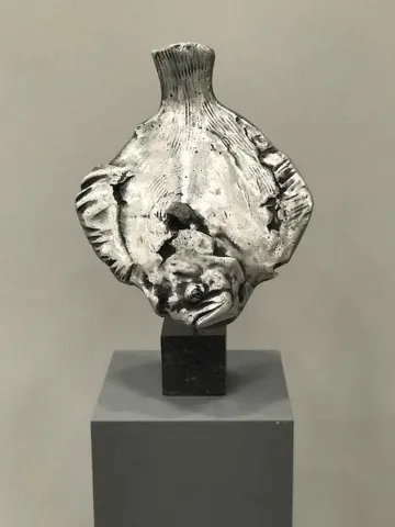 "Kalkan" eseri SERKAN SUPHİ ERTUĞRUL tarafından 2018 yılında 70x37x6 cm ölçülerinde Alüminyum Döküm 1/1 tekniği ile yapılmıştır.