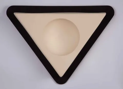 "Bekleyen" eseri AYŞE CANBOLAT tarafından 2018 yılında 57.5x43x10 cm ölçülerinde Kalıpla Şekillendirme tekniği ile yapılmıştır.